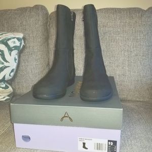 BNWT Aravon mid length black boots, sz. 9